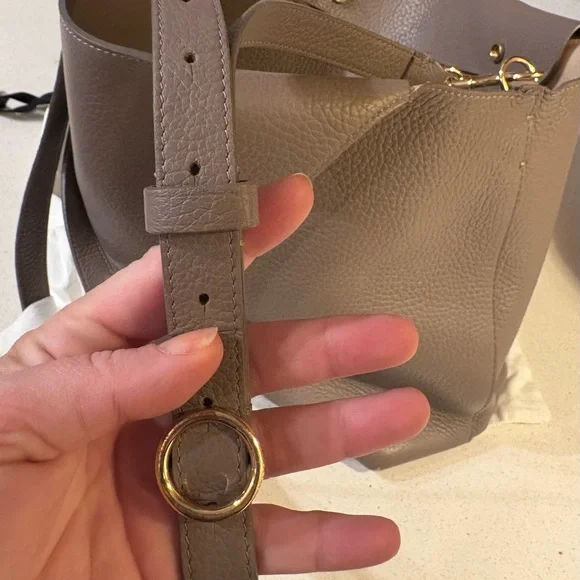 Cuyana 13” System Tote with laptop sleeve and adjustable strap - Picture 11 of 14